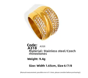 Detalle macro de anillo ancho en acero bañado en oro con pavé de cristales de varias filas