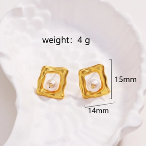 Détail de boucles d'oreilles perles dorées 18k texture lave avec dimensions 15mm x 14mm