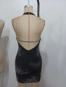 Detail von schwarzem Minikleid mit silbernen Strasssteinen, Neckholder und Rückenausschnitt