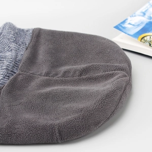 Dettaglio del cappello invernale in maglia con spessa fodera in pile grigio caldo