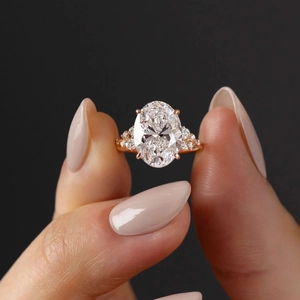Elegant rose gold s925 silver ring featuring an oval zircon with side diamond accents