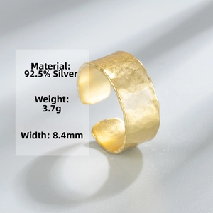 Dettaglio dell'anello in argento 925 con texture martellata irregolare e placcatura in oro lucido