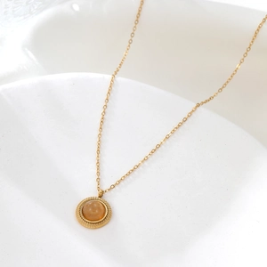Collier élégant en acier doré avec pierre de lune et pendentif rond style rétro