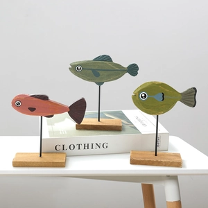 Handgefertigte Holzfisch-Skulpturen im nordischen Stil für moderne Wohndekoration