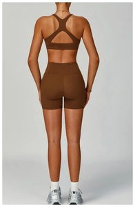 Détail de la brassière de sport à dos en Y évidé et short taille haute marron