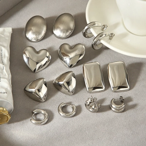 Lot de boucles d'oreilles en acier argenté avec formes cœur et géométriques chic
