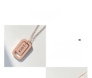 Dettaglio della collana in oro rosa con ciondolo a cuore Luck traforato a due strati