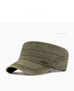 Detail einer militärgrünen Army-Mütze aus gewaschener Baumwolle mit Fashion-Plakette