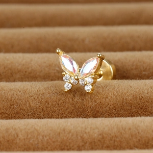 Gros plan d'une boucle d'oreille papillon dorée avec cristaux et fermoir à vis plat