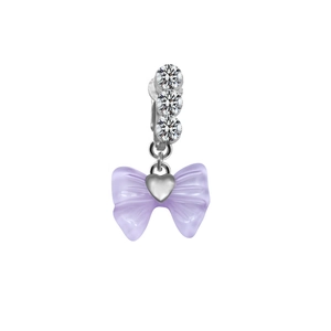 Détail du piercing de nombril argenté avec pendentif nœud violet et zircone cœur