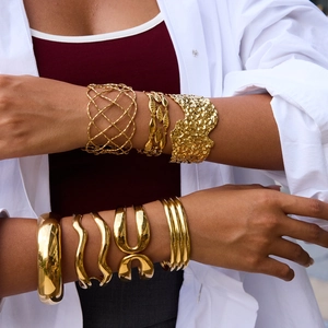 Bracciali sovrapposti in acciaio inossidabile dorato con trama martellata e traforata