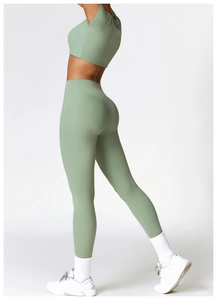 Détail du legging de yoga sans couture taille haute et du crop top en tissu vert sauge mat
