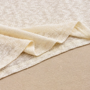 Gros plan de la texture en maille crochet beige respirante avec finition soignée