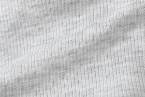 Vue macro du tissu tricoté à côtes gris montrant une haute élasticité et un tissu doux