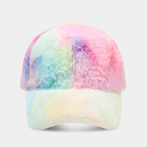 Dettaglio del berretto da baseball in peluche tie-dye con morbida pelliccia sintetica