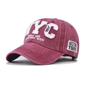 Détail de la casquette de baseball en coton lavé bordeaux avec broderie NYC blanche