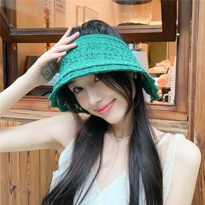 Dettaglio cappello da sole all'uncinetto verde tessuto a mano con trama in maglia