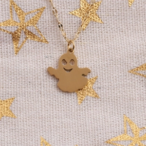 Collana con ciondolo a fantasma in acciaio dorato per Halloween su sfondo stellato