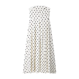 Robe longue bustier à pois avec taille froncée et design plissé sur fond blanc uni