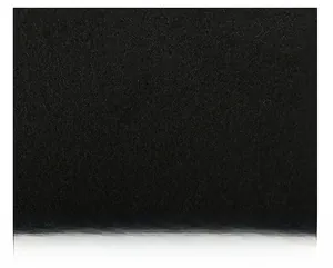 Makroaufnahme der schwarzen Wollstoff-Textur für Herren Wintermütze mit warmem Fleece
