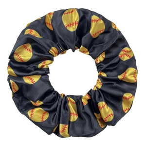 Chouchou en satin noir élastique avec des motifs de softball jaunes et des coutures rouges