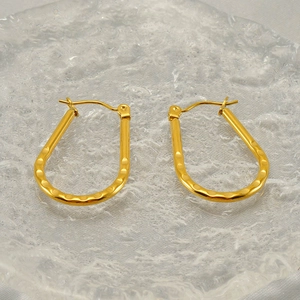 Boucles d'oreilles en acier doré en forme de U avec texture martelée sur plateau