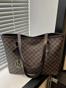 Large capacity dark brown tote bag with M-letter print and gold metal charm accessory