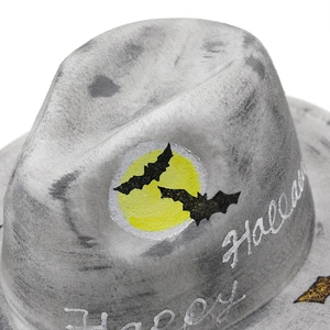 Détail d'un chapeau Fedora en feutre gris avec chauves-souris et texte Happy Halloween