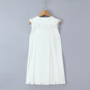 Robe sans manches blanche avec col à volants en dentelle exquise sur un cintre