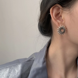 Vintage hollow flower stud earrings in silver metal with a stylish sunburst petal design