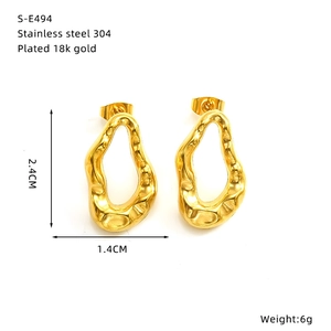 Dettagli orecchini irregolari in acciaio 304 placcati oro con dimensioni e peso di 6g