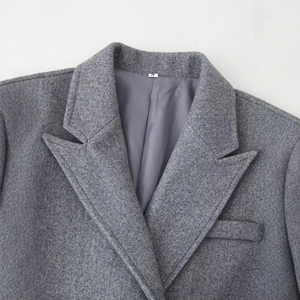 Cappotto lungo in lana grigio scuro con bottoni doppiopetto e dettagli sfrangiati