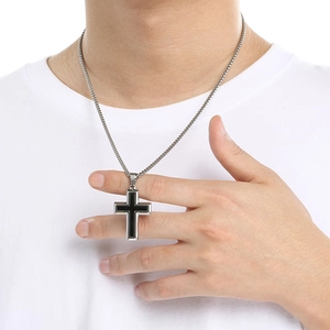 Collier pendentif croix en acier titane argenté et noir porté par un mannequin avec chaîne