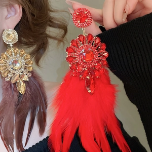 Détails des boucles d'oreilles à pompon en cristal avec plumes rouges et brunes