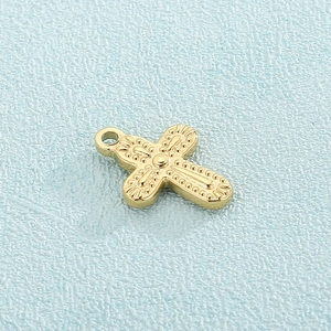 Pendentif croix évidée dorée vintage avec finition métallique texturée et anneau