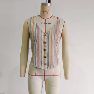Dettaglio ravvicinato del gilet senza maniche a righe arcobaleno con scollo a V e bottoni