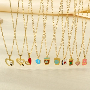 Colliers avec pendentifs mini tasse et cœur évidé en acier inoxydable fini doré