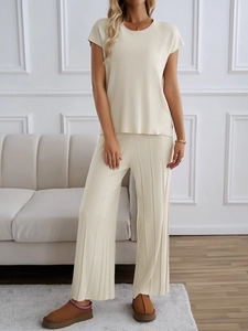 Detail des beige gestrickten Lounge-Sets mit Rippstruktur und Hose mit weitem Bein