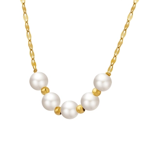 Collier doré élégant avec cinq perles blanches et billes en métal sur fond blanc pur