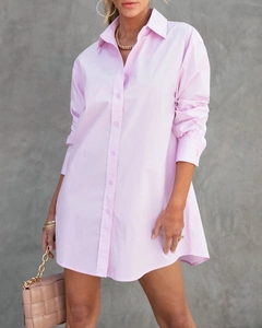 Vue détaillée de la robe chemise rose clair à manches longues et coupe surdimensionnée