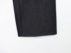 Gros plan détaillé de la texture du denim bleu foncé et des surpiqûres contrastées