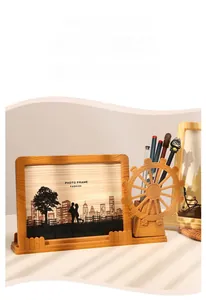 Détail d'un cadre photo créatif avec roue de fer et porte-stylo intégré effet bois