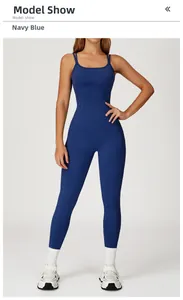 Gros plan sur le body de yoga bleu marine avec col en U sans manches et coupe ajustée