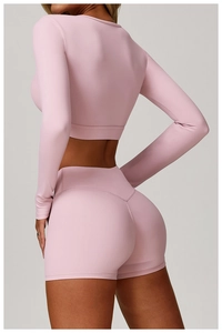 Vue détaillée du dos du crop top rose et du short de yoga à taille haute en forme de V