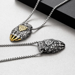 Détail de pendentif patte d'ours viking avec symbole Valknut sur chaîne à maille