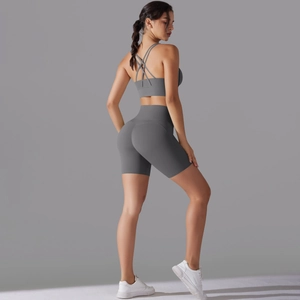Dettaglio del set yoga grigio due pezzi con reggiseno sportivo incrociato e pantaloncini