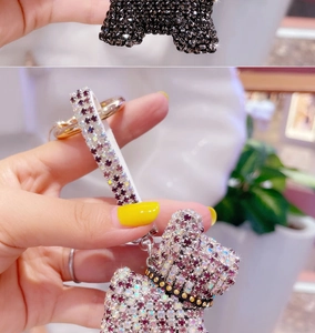 Dettaglio del portachiavi a forma di bulldog con strass scintillanti e nappa elegante