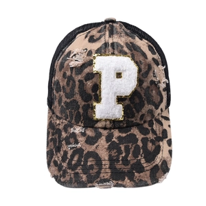 Leopard print baseball cap with P patch and breathable mesh in vintage style