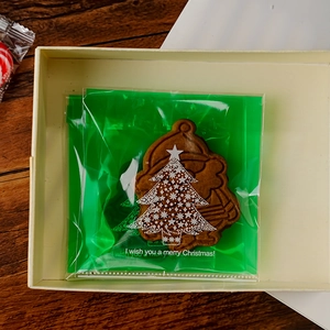 Gedetailleerd overzicht van de doorzichtige kerstkoekjeszak met mooie witte boomprint.