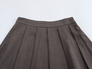 Vista macro dettagliata della vita della minigonna a pieghe con trama di tessuto twill